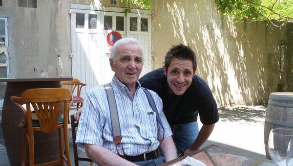 Шарль Азнавур с сыном Мишей - Sputnik Արմենիա