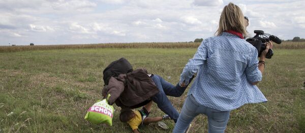 Журналистка телеканала N1TV во время съемки беженцев после побега из лагеря Реске на границе с Сербией Журналистка телеканала N1TV во время съемки беженцев после побега из лагеря Реске на границе с Сербией - Sputnik Армения