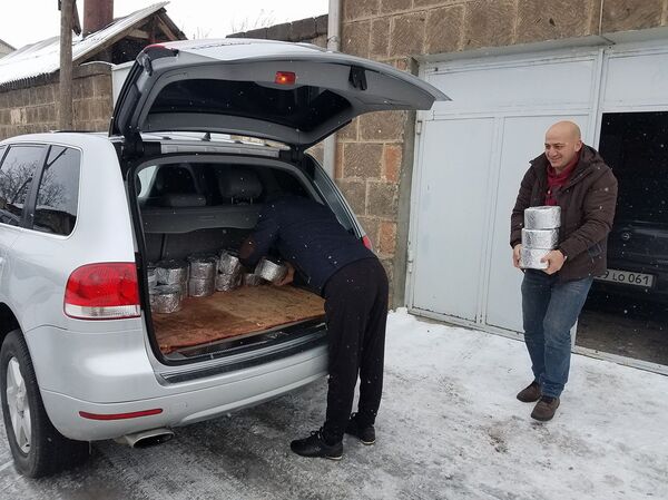 Волонтеры пытаются реализовать продукцию (сыр рокфор) компании Аштарак Кат, после ее банкротства  - Sputnik Армения