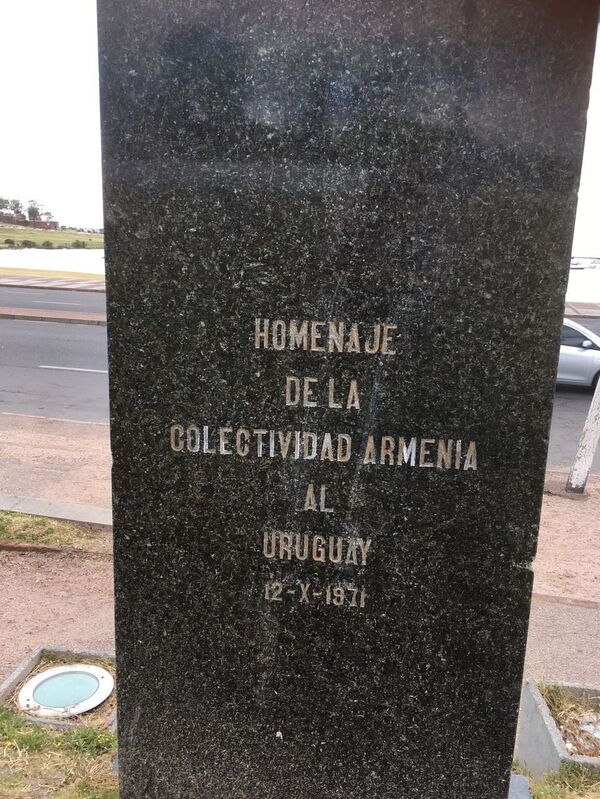 Надпись: В знак благодарности Уругваю от армянской общины. Площадь Армении в Монтевидео Надпись: В знак благодарности Уругваю от армянской общины. Площадь Армении в Монтевидео - Sputnik Արմենիա