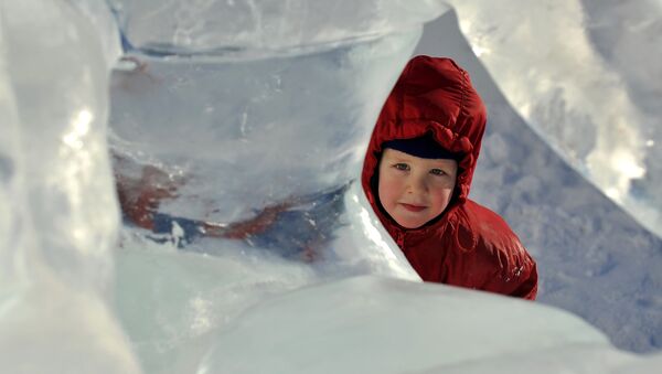 Малыш возле снежно-ледовых скульптур - Sputnik Արմենիա