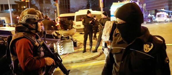 Полиция Турции на месте убийства посла России в Турции Полиция Турции на месте убийства посла России в Турции - Sputnik Армения