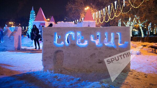 Ледяной городок на Площади Свободы в Ереване - Sputnik Армения