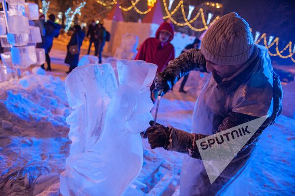 Мастер Вардан изготавливает изо льда главный символ 2017 года – Огненного Петуха. - Sputnik Армения