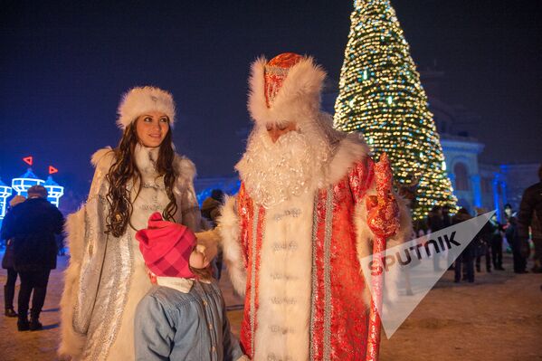 По снежному царству величественно идет Дед Мороз со Снегурочкой. - Sputnik Армения