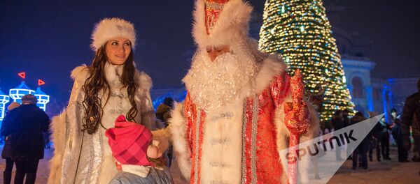 Ледяной городок на Площади Свободы в Ереване - Sputnik Армения