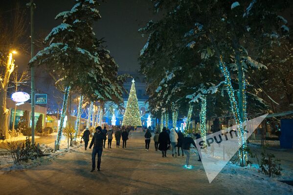 Ледовый городок на Площади Свободы в Ереване - Sputnik Армения