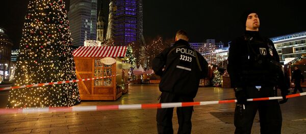 Грузовик врезался в толпу на рождественском базаре в Берлине Грузовик врезался в толпу на рождественском базаре в Берлине - Sputnik Армения