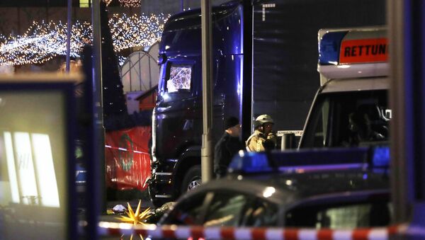 Полицейские и спасатели у грузовика, который врезался в людей у рождественской ярмарки в Берлине - Sputnik Արմենիա