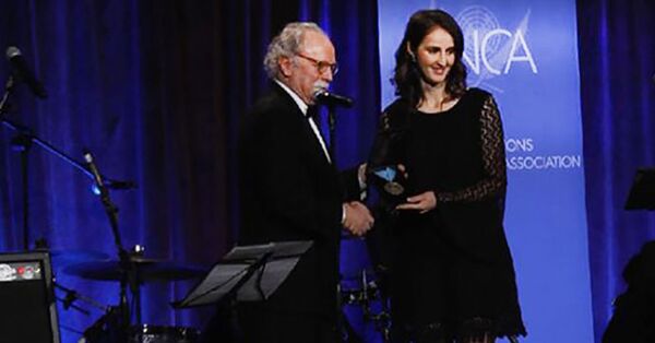 Нилуфер Демир получает награду ООН за фото погибшего мальчика Айлана Курди - Sputnik Արմենիա