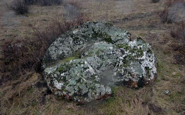 Десятки тщательно обработанных загадочных камней обнаружено в Нагорном Карабахе - Sputnik Արմենիա