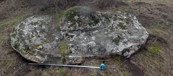 Десятки тщательно обработанных загадочных камней обнаружено в Нагорном Карабахе - Sputnik Արմենիա