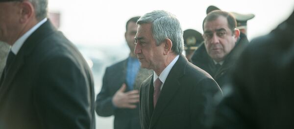 Президент Армении Серж Саргсян в аэропорту Звартноц встретил президента ИРИ Хасана Роухани Президент Армении Серж Саргсян в аэропорту Звартноц встретил президента ИРИ Хасана Роухани - Sputnik Արմենիա