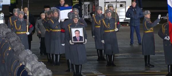 СПУТНИК_В Москве встретили самолет с телом посла России в Турции Андрея Карлова СПУТНИК_В Москве встретили самолет с телом посла России в Турции Андрея Карлова - Sputnik Արմենիա