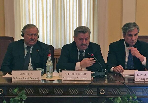 Совместное заседание постоянной комиссии по внешним сношениям НС РА и комитета Госдумы по делам СНГ, Евразийской интеграции и связям с соотечественниками Федерального собрания РФ. Константин Затулин и Виктор Водолацкий Совместное заседание постоянной комиссии по внешним сношениям НС РА и комитета Госдумы по делам СНГ, Евразийской интеграции и связям с соотечественниками Федерального собрания РФ. Константин Затулин и Виктор Водолацкий - Sputnik Արմենիա