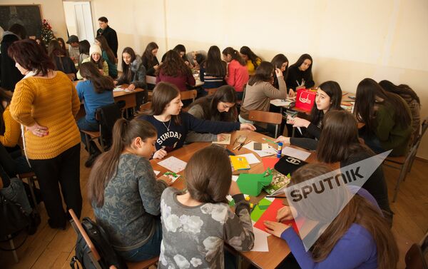 Ученики старших классов и воспитанники детского сада пишут письма армянским солдатам и ровесникам, проживающим в приграничных селах - Sputnik Армения