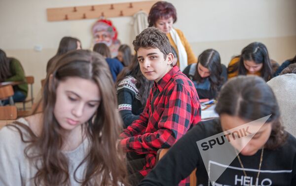 Դպրոցականները նամակներ են գրում զինվորներին - Sputnik Արմենիա