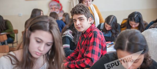 Ученики старших классов и воспитанники детского сада пишут письма армянским солдатам и ровесникам, проживающим в приграничных селах - Sputnik Армения