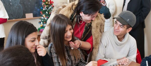 Ученики старших классов и воспитанники детского сада пишут письма армянским солдатам и ровесникам, проживающим в приграничных селах - Sputnik Армения