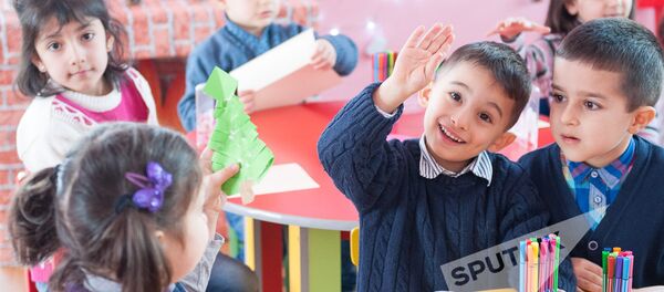 Дети пишут письма армянским солдатам и ровесникам, проживающим в приграничных селах Дети пишут письма армянским солдатам и ровесникам, проживающим в приграничных селах - Sputnik Армения