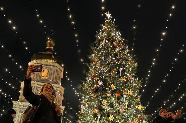 Новогодняя елка у церкви Св. Софии в Киеве, Украина - Sputnik Армения