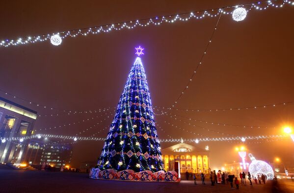 Новогодняя елка на площади Октябрьская в Минске, Беларусь - Sputnik Армения