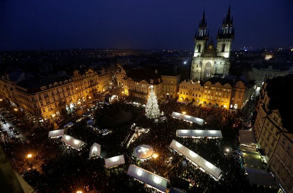 Новогодняя елка на традиционной новогодней ярмарке на Площади Старе-Место в Праге, Чешская Республика - Sputnik Армения