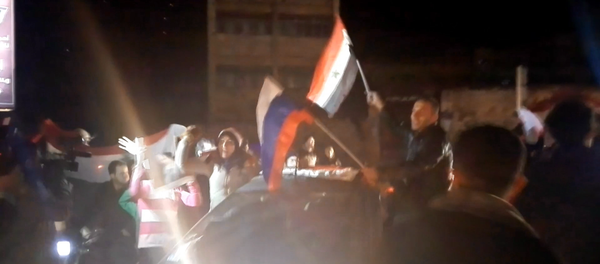 Спутник_Жители Алеппо с флагами Сирии и РФ пели и танцевали после освобождения Алеппо - Sputnik Армения