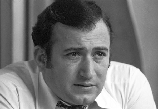 Представляете это сколько! Легендарный Карапетян преподнес сюрприз друзьям на свой юбилей Представляете это сколько! Легендарный Карапетян преподнес сюрприз друзьям на свой юбилей - Sputnik Армения