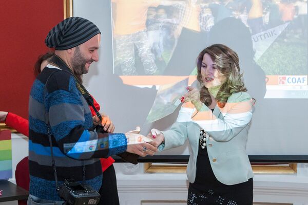 Фотокорреспондент Sputnik Армения Асатур Есаянц получает награду от COAF Фотокорреспондент Sputnik Армения Асатур Есаянц получает награду от COAF - Sputnik Արմենիա