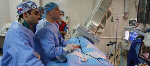Ведущий аритмолог России, сердечно-сосудистый хирург Павел Мезенцев провел операцию на сердце вместе с армянскими коллегами Ведущий аритмолог России, сердечно-сосудистый хирург Павел Мезенцев провел операцию на сердце вместе с армянскими коллегами - Sputnik Армения