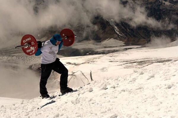 руководитель Федерации Пауэрлифтинга Мурманской области Андрей Родичев, который поднял штангу на вершину Эльбруса - Sputnik Армения