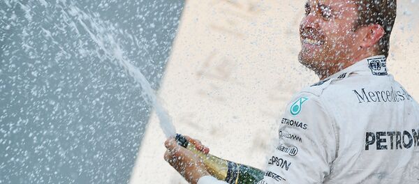 Гонщик команды Нико Росберг с шампанским в руках Гонщик команды Нико Росберг с шампанским в руках - Sputnik Армения