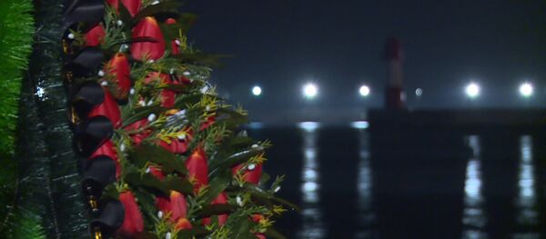 СПУТНИК_Портреты погибших, свечи и цветы – люди почтили память жертв крушения Ту-154 - Sputnik Армения