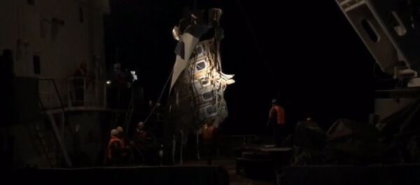 СПУТНИК_Спасатели МЧС подняли из Черного моря часть фюзеляжа Ту-154. Кадры операции - Sputnik Արմենիա