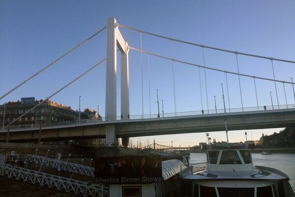 Мост Эржебет в Будапеште, названный в честь императрицы Елизаветы Баварской  - Sputnik Армения