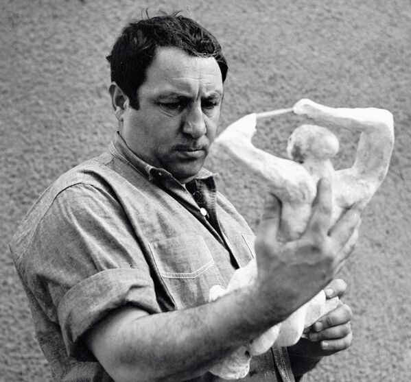 Էռնստ Նեիզվեստնի Համաշխարհային ճանաչում ունեցող քանդակագործ Էռնստ Նեիզվեստնին ծնվել է Սվերդլովսկում 1925 թվականին։ Նրա նշանակալից ստեղծագործություններից է «Պրոմեթևսը» (1966)։ Նեիզվեստնին իր աշխատանքների համար քննադատության է ենթարկվել Նիկիտա Խրուշչովի կողմից, որը «դեգեներատիվ արվեստ» էր անվանել քանդակագործի աշխատանքները։ Ճակատագրի բերումով հենց Նեիզվեստնին է ստեղծել Խրուշչովի տապանաքարը։ Էռնստ Նեիզվեստնին մահացավ 92 տարեկանում: - Sputnik Արմենիա