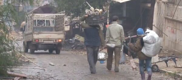 СПУТНИК_Мирные жители с мешками и сумками возвращаются домой в разрушенный Алеппо СПУТНИК_Мирные жители с мешками и сумками возвращаются домой в разрушенный Алеппо - Sputnik Արմենիա