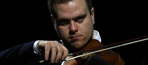 Лауреат международных конкурсов, скрипач Михаил Симонян - Sputnik Армения