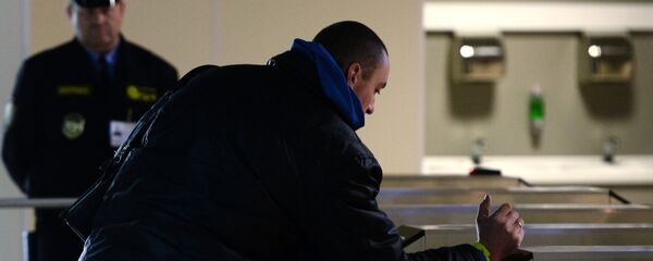 Посетитель в многофункциональном миграционном центре Москвы - Sputnik Արմենիա