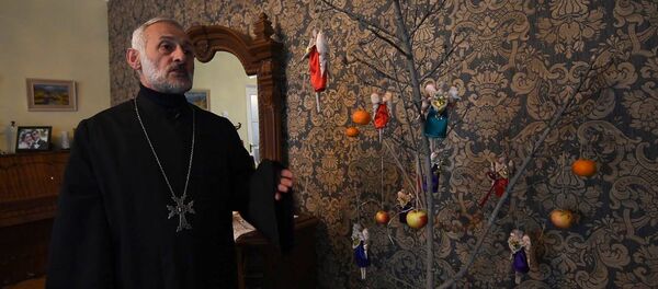 Армянский иерей Бабкен празднует Новый год традиционным способом - Sputnik Армения