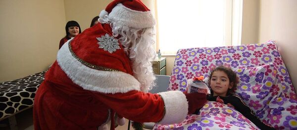 Sputnik Արմենիայի թղթակիցները Ձմեռ Պապի հետ այցելել են հիվանդանոցում գտնվող երեխաներին Sputnik Արմենիայի թղթակիցները Ձմեռ Պապի հետ այցելել են հիվանդանոցում գտնվող երեխաներին - Sputnik Արմենիա