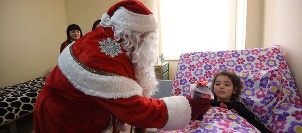 Корреспонденты Sputnik Армения вместе с Дедом Морозом посетили детей в больнице - Sputnik Армения