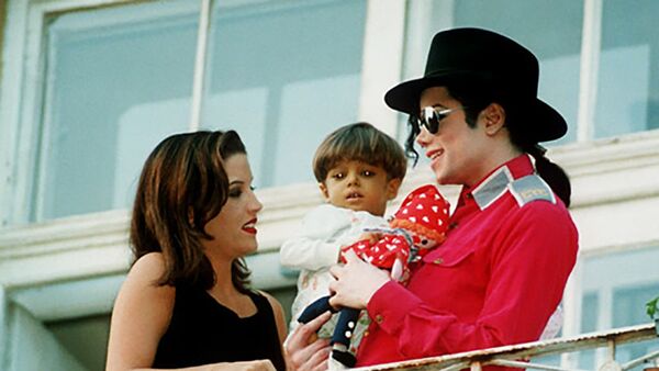 Майкл Джексон и Лиза Мари с Белой Фаркашем в 1994 году - Sputnik Արմենիա