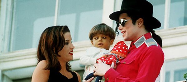 Майкл Джексон и Лиза Мари с Белой Фаркашем в 1994 году - Sputnik Армения