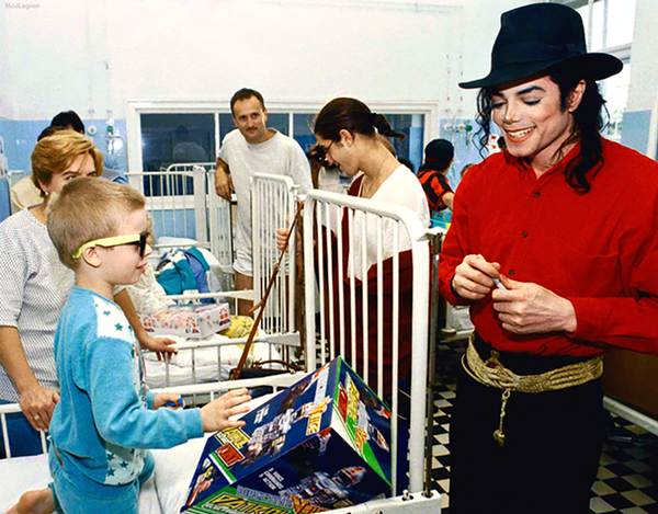 Майкл Джексон в детской больнице Bethesda в Будапеште - Sputnik Армения