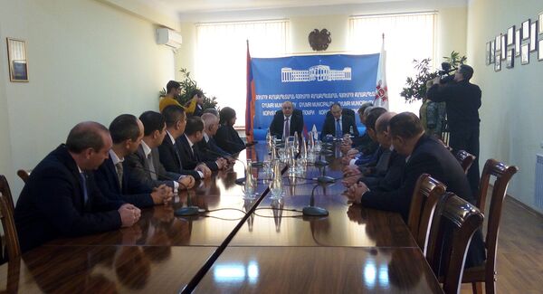 Министр финансов РА Вардан Арамян и мэр Гюмри Самвел Баласанян подписали соглашение Министр финансов РА Вардан Арамян и мэр Гюмри Самвел Баласанян подписали соглашение - Sputnik Արմենիա