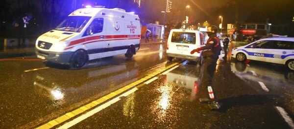 Скорая помощь рядом с ночным клубом Стамбула, на который произошло вооруженное нападение в новогоднюю ночь - Sputnik Армения