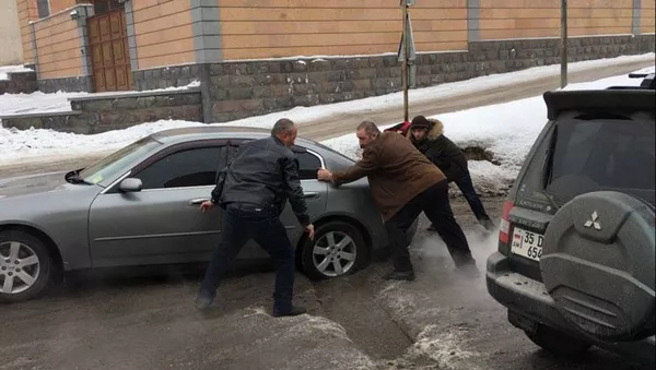 Дыра на дороге в Ереване - Sputnik Армения