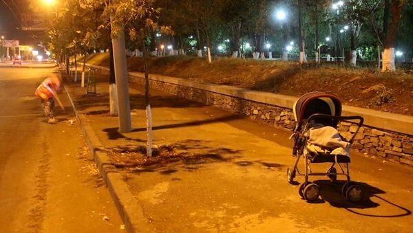 Нарине работает уборщицей по ночам на улицах Еревана с годовалым ребенком - Sputnik Армения